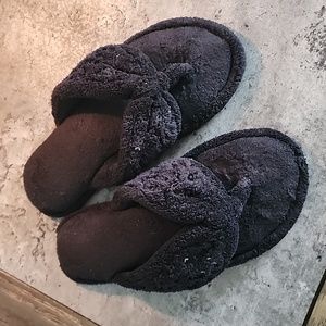 DLUXE BY DEARFORMS black slipper ~ size small 5-6